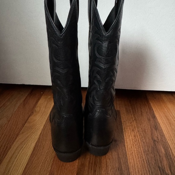 🤠Host Pick🤠 Ariat Men’s Heritage Round Toe Leather Cowboy Boots - Picture 5 of 7